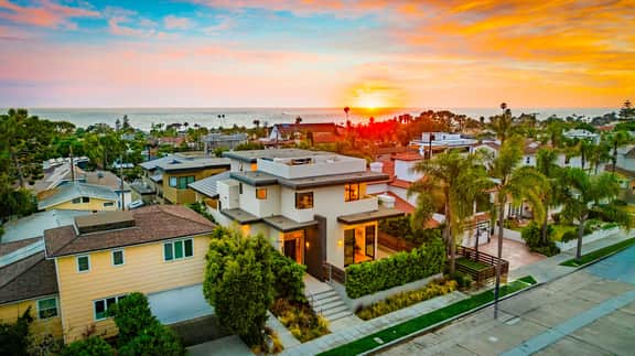 Rooftop Deck/Ocean Views/A/C/Close To All - Image 2
