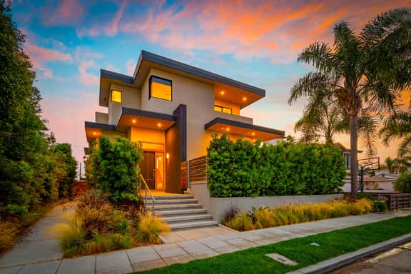 Rooftop Deck/Ocean Views/A/C/Close To All - Image 4