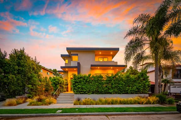 Rooftop Deck/Ocean Views/A/C/Close To All - Image 5