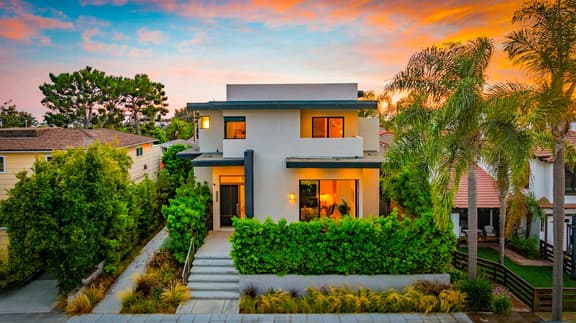 Rooftop Deck/Ocean Views/A/C/Close To All - Image 1